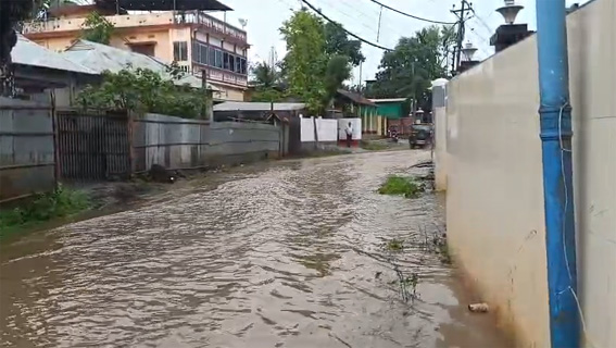 বৃষ্টিতে চরম ভোগান্তির শিকার সাধারণ 