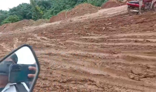 খোয়াই জাতীয় সড়কে স্তব্ধ যান চলাচল