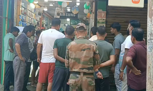 ভোররাতে মোবাইল দোকানে চোরের হানা
