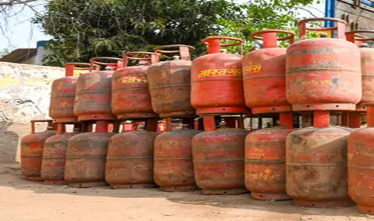 আসামের শোধনাগারগুলো এলপিজি চাহিদার মাত্র ৩০ শতাংশ মেটায়: মুখ্য সচিব