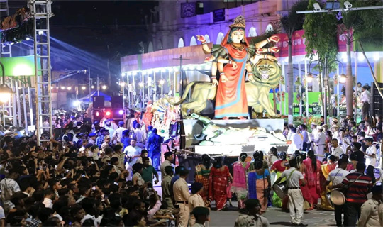 হাজার হাজার দর্শনার্থীদের উপস্থিতিতে