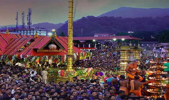 কেরালার সবরিমালায় মাকারবিলাক্কু উৎসব উদযাপন 