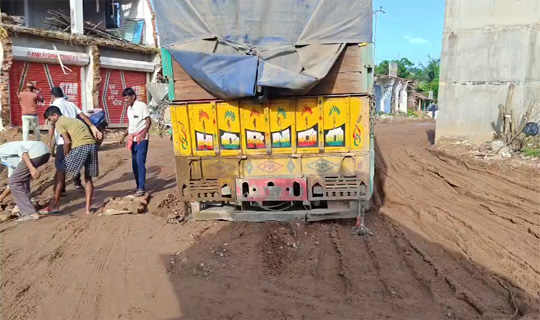 চম্পকনগরে বেহাল রাস্তায় প্রায় ৮ ঘণ