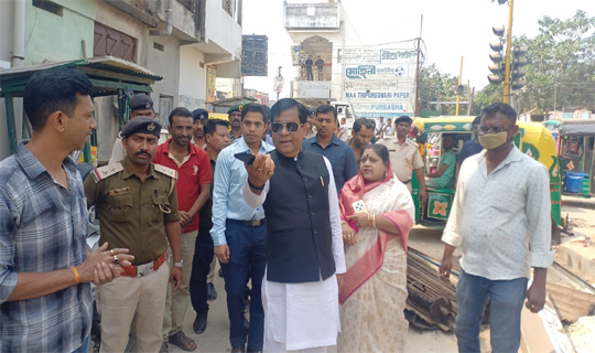 আগরতলা শহরের রাস্তাঘাট দখল করে বেআইন