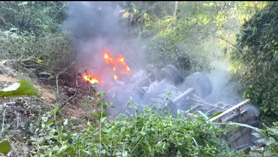 ভয়ঙ্কর কাণ্ড: গভীর খাদে পড়া সিমেন্ট বোঝাই লরিতে আগুন