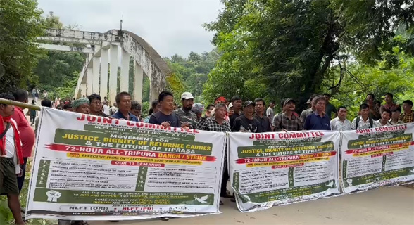 রাস্তায় টায়ার জ্বালিয়ে ফের স্তব্ধ