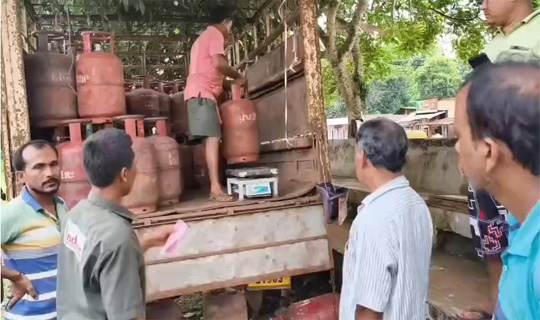 গ্যাস সিলিন্ডারে ওজনে গরমিলের অভিযোগ