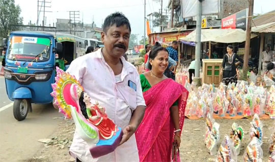 লক্ষ্মীপুজোর আগের দিন জমজমাট ত্রিপুর