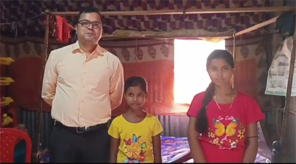 অসহায় পরিবারের পাশে জেলাশাসক ডক্টর ব