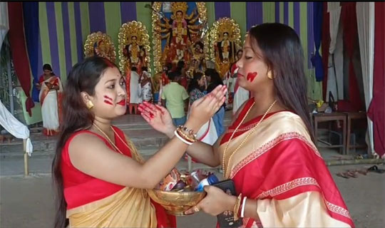 অশ্রুসজল চোখে মা দুর্গাকে বিদায়