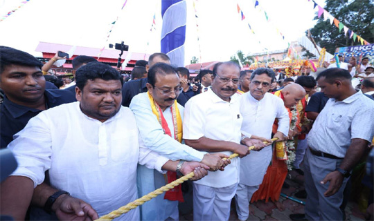 ইসকনের ১২তম রথযাত্রায় রথের দড়ি টান 