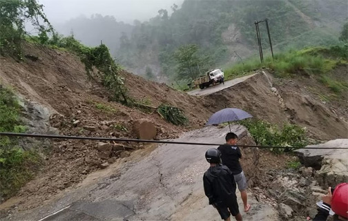 ভারী বর্ষণের ফলে ধসে পড়ল মানমাও-চাংলাং মহাসড়ক