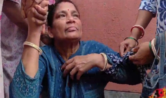 এক মহিলার চোখে মরিচের গুঁড়ো ছিটিয়ে স