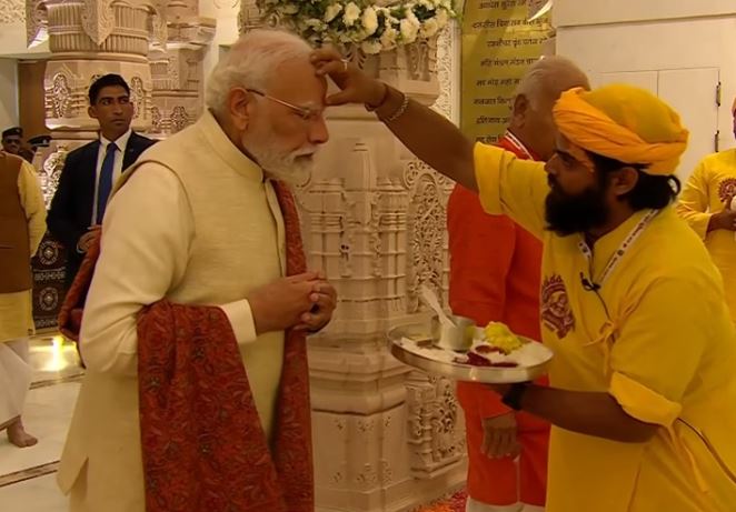 অযোধ্যায় শ্রী রাম জন্মভূমি মন্দিরের উপরে ধর্মধ্বজা উত্তোলন করলেন প্রধানমন্ত্রী মোদী