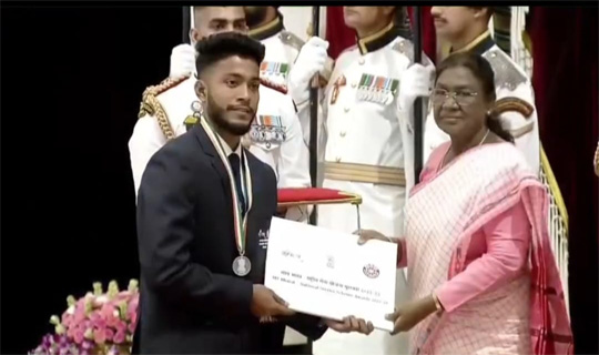 রাষ্ট্রপতির হাত থেকে আমার ভারত জাতীয়