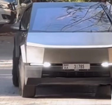 মুম্বাইতে টেসলা সাইবারট্রাক চালাতে দেখা গেল সঞ্জয় দত্তকে