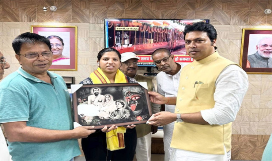 বিশ্বকাপজয়ী ভারতীয় নারী ক্রিকেট দলকে অভিনন্দন জানালেন বিপ্লব কুমার দেব