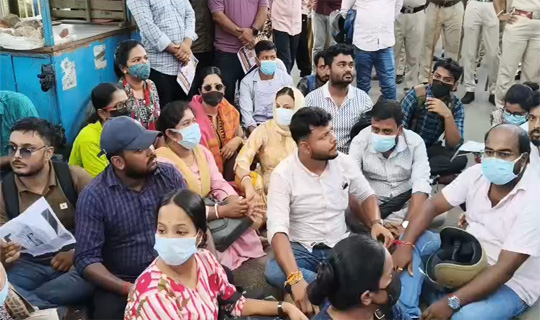 নিয়োগের দাবিতে মুখ্যমন্ত্রীর বাড়ি 